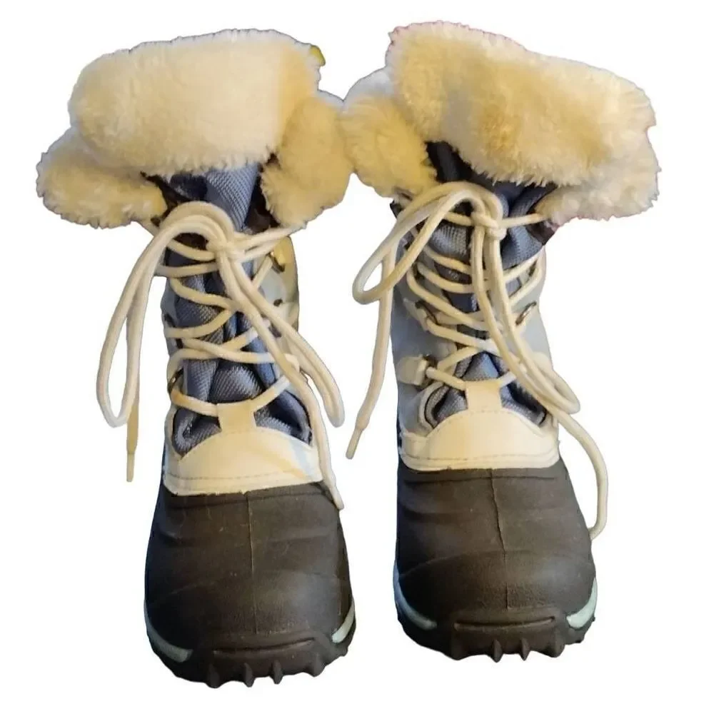 RANGER suede leather snow boots in powder blue suede. Women's size 3. Slight Dis